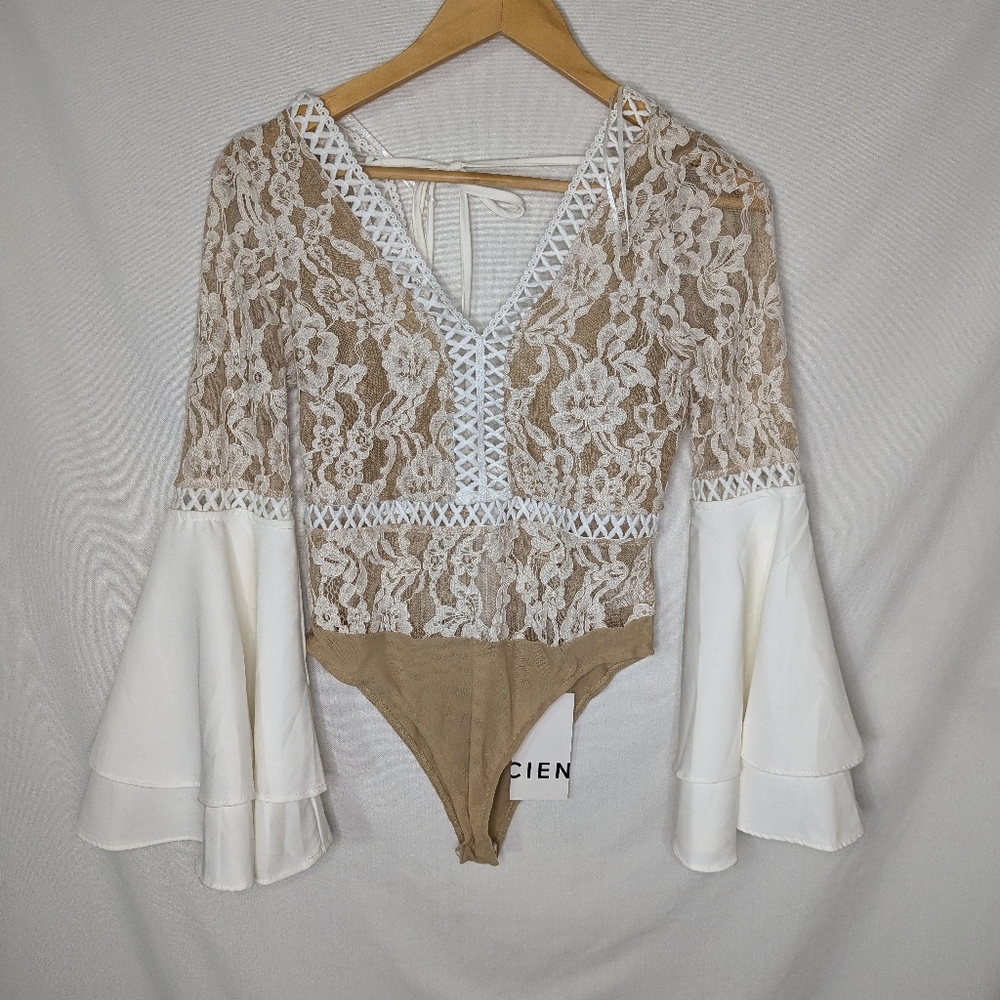 Cien NEW Tan And Lave Vneck Long Bell Sleeves Romper Size Small